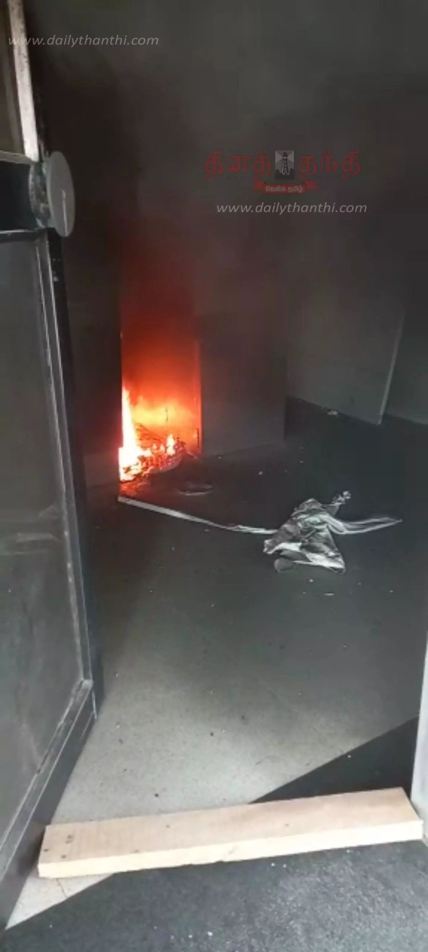 ஆற்காடு அருகே ஏ.டி.எம்.மையம் தீப்பிடித்து எரிந்ததால் பரபரப்பு