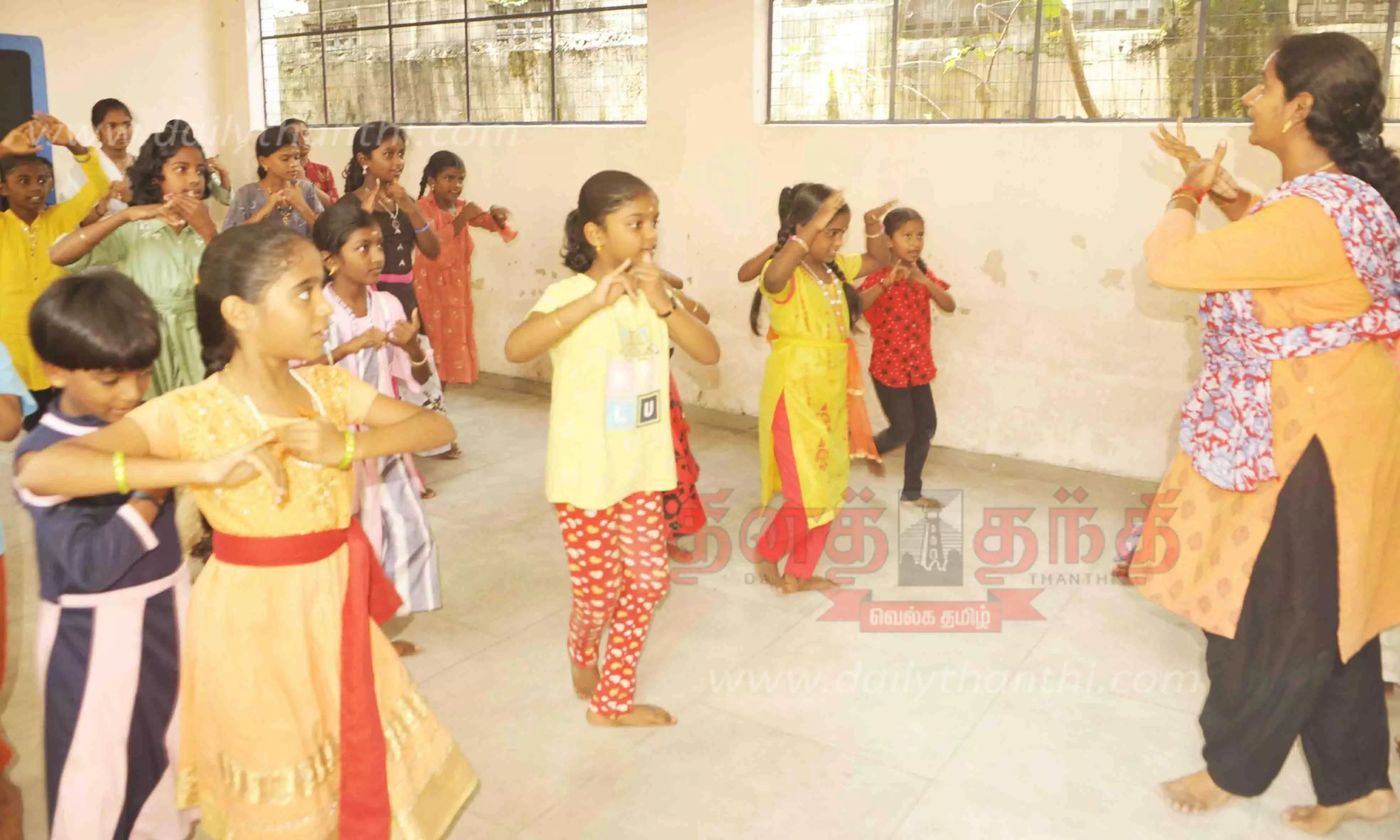 பள்ளி மாணவர்களுக்கான கோடை கால கலை பயிற்சி முகாம் தொடங்கியது