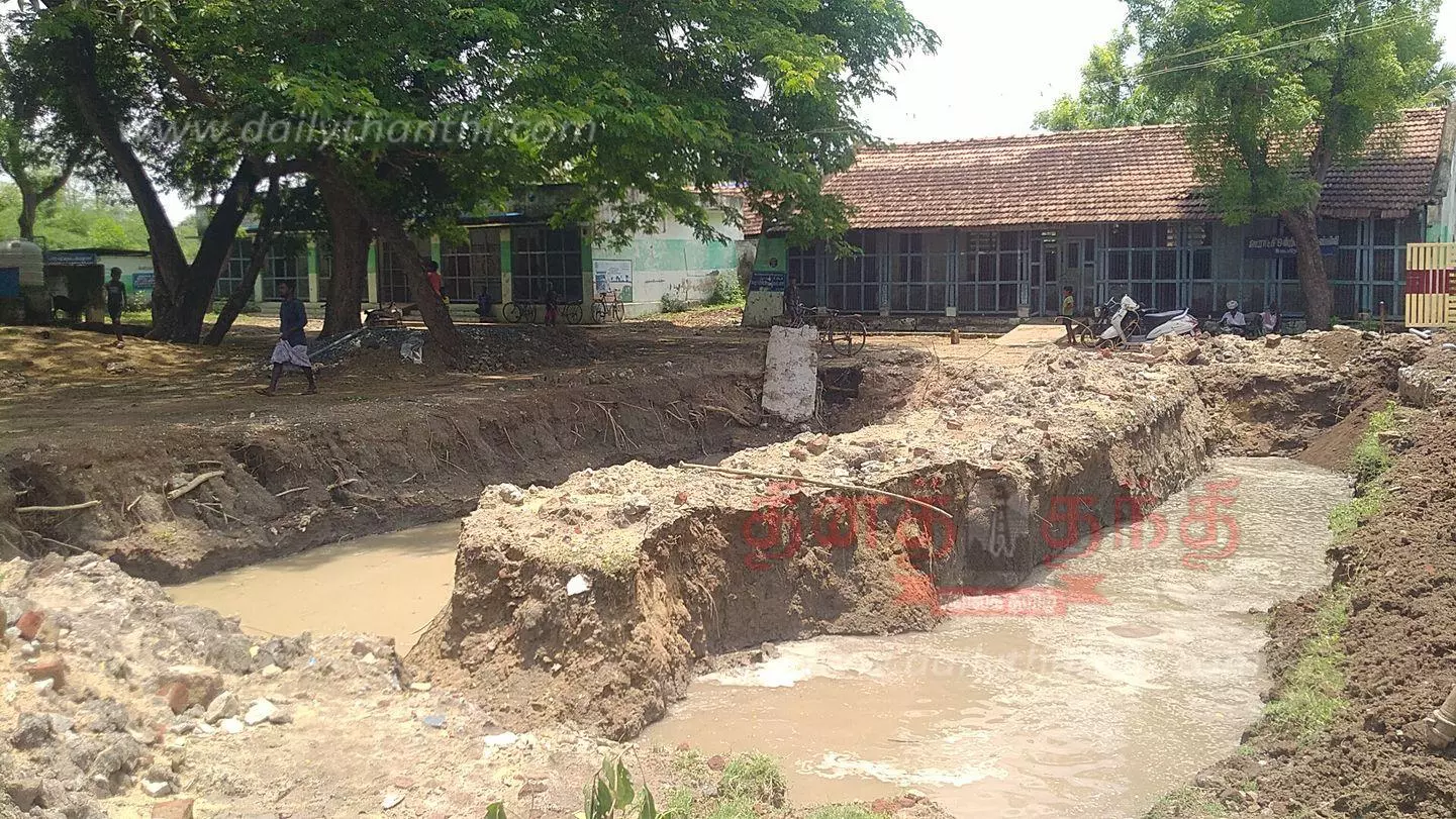 கட்டிட பணிக்காக தோண்டப்பட்ட பள்ளத்தை மூட வேண்டும் கட்டிட பணிக்காக தோண்டப்பட்ட பள்ளத்தை மூட வேண்டும்