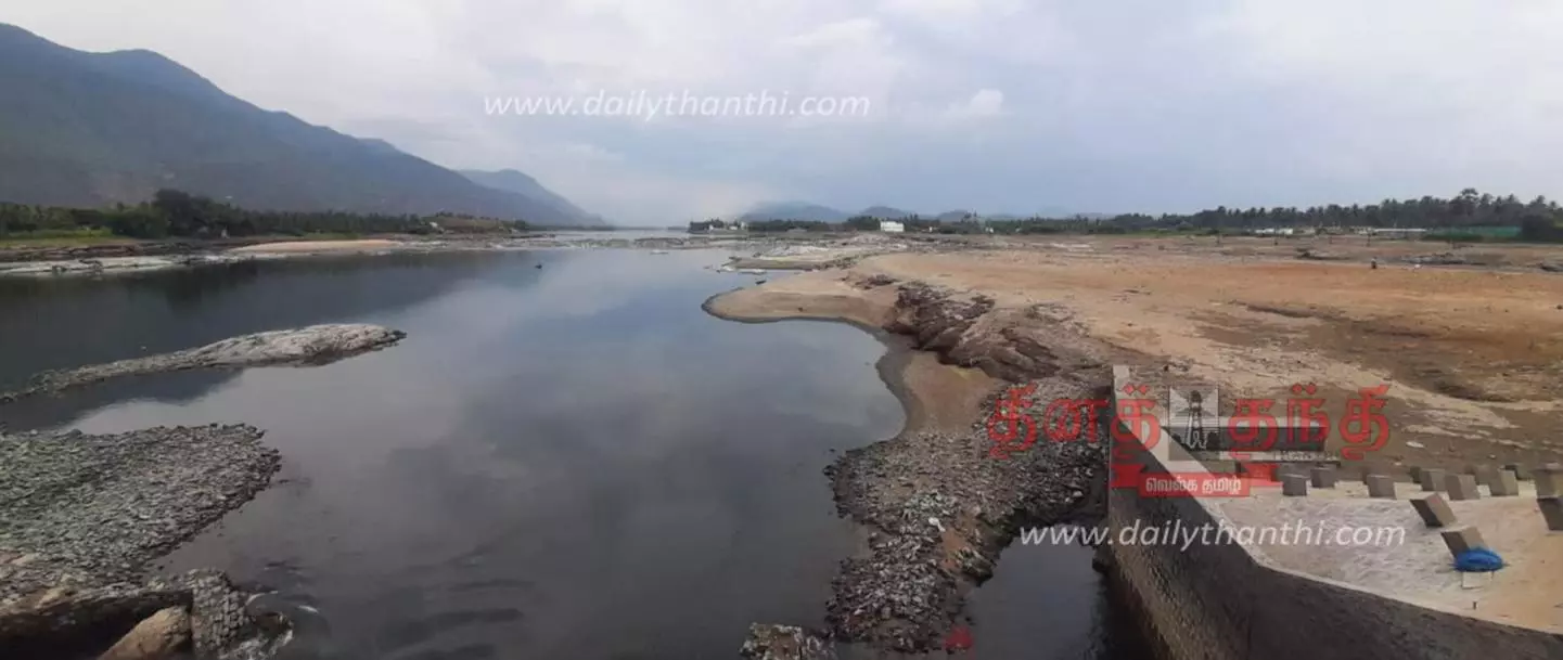 நெரிஞ்சிப்பேட்டை மின் நிலைய பராமரிப்பு பணியையொட்டி கதவணையில் இருந்து தண்ணீர் வெளியேற்றம்