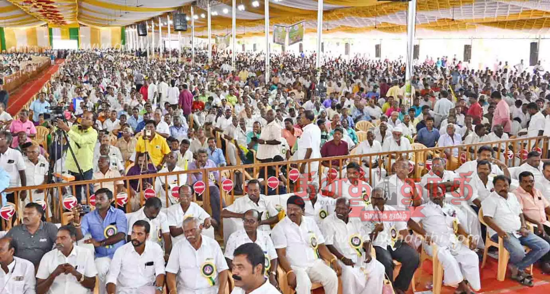 ஈரோட்டில் உரிமை முழக்க மாநாடு: சாதாரண வணிகர்களை பாதுகாக்க சிறப்பு சட்டம் இயற்ற வேண்டும்- ஏ.எம்.விக்கிரமராஜா பேச்சு ஈரோட்டில் உரிமை முழக்க மாநாடு: சாதாரண வணிகர்களை பாதுகாக்க சிறப்பு சட்டம் இயற்ற வேண்டும்- ஏ.எம்.விக்கிரமராஜா பேச்சு