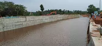 கீழ்பவானி வாய்க்காலில் கான்கிரீட் தளம் அமைக்கும் திட்டத்துக்கு எதிர்ப்பு; போலீஸ் சூப்பிரண்டு அலுவலகத்தில் விவசாயிகள் மனு