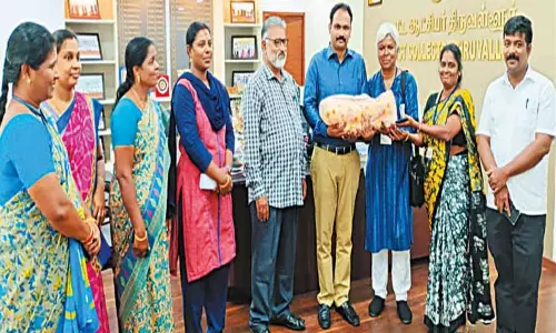 அனாதையாக கிடந்த குழந்தையை குழந்தைகள் நல குழுவினரிடம் வழங்கிய திருவள்ளூர் மாவட்ட கலெக்டர்