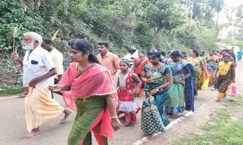 கூடலூர் சிவன்மலையில் சித்ரா பவுர்ணமியையொட்டி பக்தர்கள் கிரிவலம் கூடலூர் சிவன்மலையில் சித்ரா பவுர்ணமியையொட்டி பக்தர்கள் கிரிவலம்