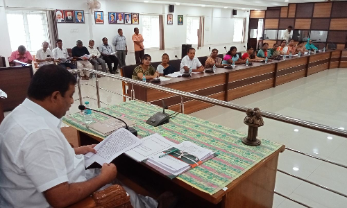 வாரச்சந்தை ஏலம் தொடர்பாக காரசார விவாதம்