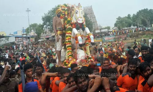 மானாமதுரை வைகையாற்றில் பச்சை பட்டு உடுத்தி இறங்கிய வீரஅழகர்