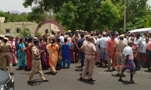 பேளுக்குறிச்சி போலீஸ் நிலையத்தை பொதுமக்கள் முற்றுகை