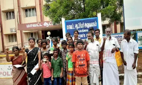 ரேஷன்கார்டை கலெக்டரிடம் ஒப்படைக்க வந்தவர்களால் பரபரப்பு