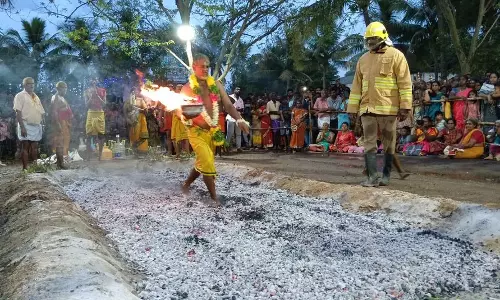 சக்கம்பட்டி முத்துமாரியம்மன் கோவில் திருவிழா; பூக்குழி இறங்கி பக்தர்கள் நேர்த்திக்கடன்