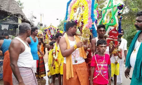 திருவாரூரில் இருந்து எட்டுக்குடி முருகன் கோவிலுக்கு பக்தர்கள் காவடி ஏந்தி பாத யாத்திரை