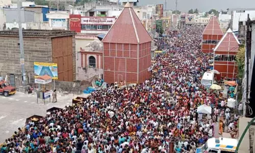 சித்ரா பவுர்ணமியையொட்டி லட்சக்கணக்கான பக்தர்கள் கிரிவலம் சித்ரா பவுர்ணமியையொட்டி லட்சக்கணக்கான பக்தர்கள் கிரிவலம்