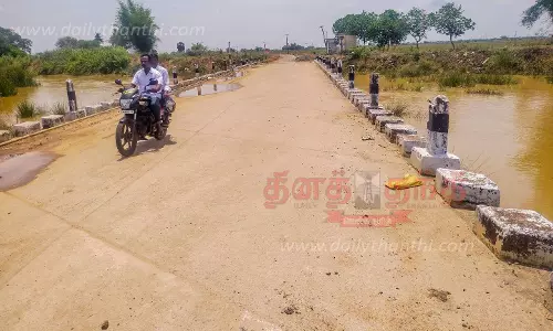 தரைப்பாலத்துக்கு பக்கவாட்டு தடுப்புக்கம்பிகள் வேண்டும்