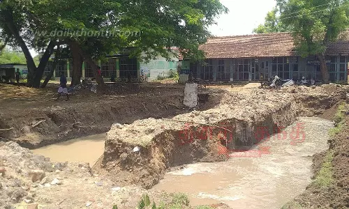 கட்டிட பணிக்காக தோண்டப்பட்ட பள்ளத்தை மூட வேண்டும் கட்டிட பணிக்காக தோண்டப்பட்ட பள்ளத்தை மூட வேண்டும்