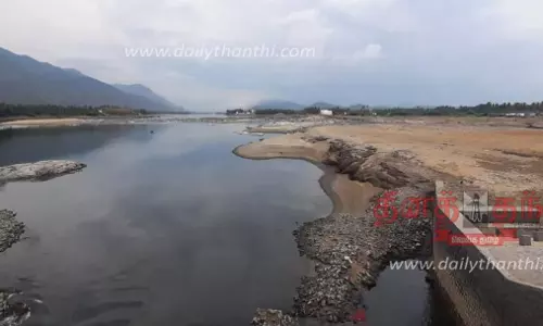 நெரிஞ்சிப்பேட்டை மின் நிலைய பராமரிப்பு பணியையொட்டி கதவணையில் இருந்து தண்ணீர் வெளியேற்றம்