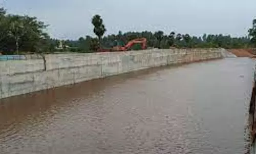 கீழ்பவானி வாய்க்காலில் கான்கிரீட் தளம் அமைக்கும் திட்டத்துக்கு எதிர்ப்பு; போலீஸ் சூப்பிரண்டு அலுவலகத்தில் விவசாயிகள் மனு