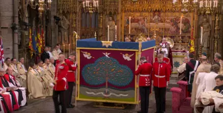 சார்லஸ் ஒரு திரைக்குப் பின்னால் ராஜாவாக புனித அபிஷேகம் செய்யப்பட்டார்