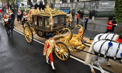 சார்லஸ் மற்றும் அவரது மனைவி கமீலா மன்னர் அபேயை அடைந்தனர் சார்லஸ் மற்றும் அவரது மனைவி கமீலா மன்னர் அபேயை அடைந்தனர்
