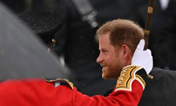 இளவரசர் ஹாரி தந்தையின் முடிசூட்டு விழாவிற்கு வருகை இளவரசர் ஹாரி தந்தையின் முடிசூட்டு விழாவிற்கு வருகை