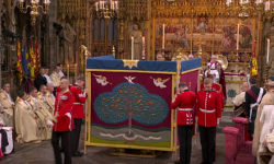 சார்லஸ் ஒரு திரைக்குப் பின்னால் ராஜாவாக புனித அபிஷேகம் செய்யப்பட்டார் சார்லஸ் ஒரு திரைக்குப் பின்னால் ராஜாவாக புனித அபிஷேகம் செய்யப்பட்டார்