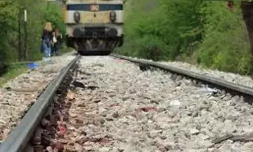 ரெயில் தண்டவாளத்தில் குதித்து தற்கொலை செய்ய இருந்த நபரை உயிரை பணயம் வைத்து காப்பாற்றிய ரெயில்வே காவலர்..!