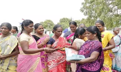 தூத்துக்குடியில் உப்பள தொழிலாளர்கள் இனிப்பு வழங்கி கொண்டாட்டம்