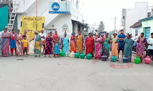 காலிக்குடங்களுடன் பொதுமக்கள் சாலை மறியல்