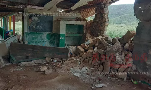 தேயிலை எஸ்டேட் அலுவலகத்தை சேதப்படுத்திய காட்டுயானைகள் தேயிலை எஸ்டேட் அலுவலகத்தை சேதப்படுத்திய காட்டுயானைகள்