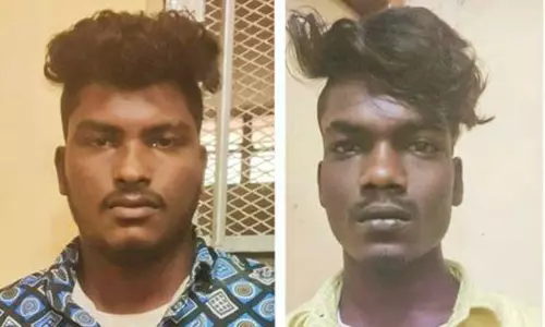 மோட்டார் சைக்கிள் திருடிய 2 வாலிபர்கள் கைது