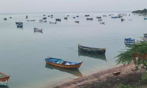 மீன் பிடிக்க செல்லாமல் நிறுத்தப்பட்ட படகுகள்