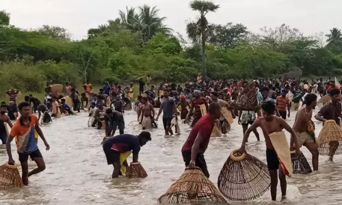 குத்தகைதாரர் வீட்டை முற்றுகையிட்ட இளைஞர்களால் பரபரப்பு குத்தகைதாரர் வீட்டை முற்றுகையிட்ட இளைஞர்களால் பரபரப்பு