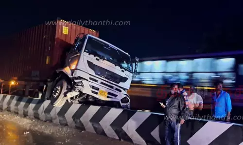 தடுப்பு சுவரில் மோதி கன்டெய்னர் லாரி சேதம்-அடுத்தடுத்து ஒரே இடத்தில் தொடரும் விபத்து