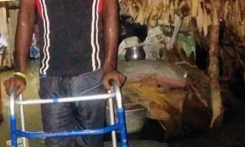 குடிசை வீட்டுக்குள் மழைநீர் புகுந்தது பாதிக்கப்பட்டவர் பள்ளிக்கூடத்தில் தங்க வைப்பு