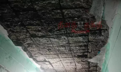 சிறுவளையத்தில் வீட்டின் மேற்கூரை பெயர்ந்து விழுந்து பெண் காயம்
