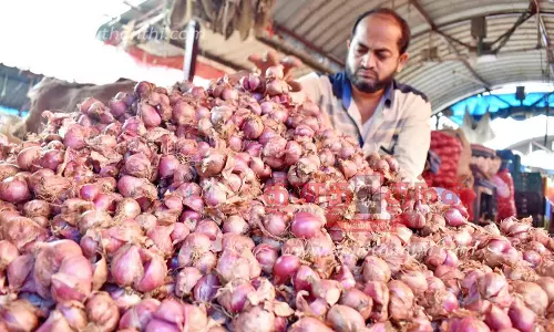 மழை காரணமாக ஈரோடு மார்க்கெட்டுக்கு வரத்து குறைந்தது: சின்ன வெங்காயம் விலை கிடுகிடு உயர்வு; கிலோ ரூ.60-க்கு விற்பனை