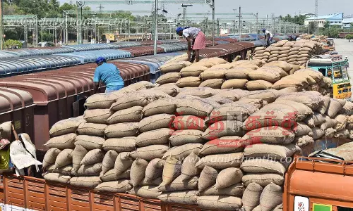 செங்கல்பட்டு மாவட்டத்தில் இருந்து ரெயில் மூலம் 2 ஆயிரம் டன் நெல் ஈரோட்டுக்கு வந்தது