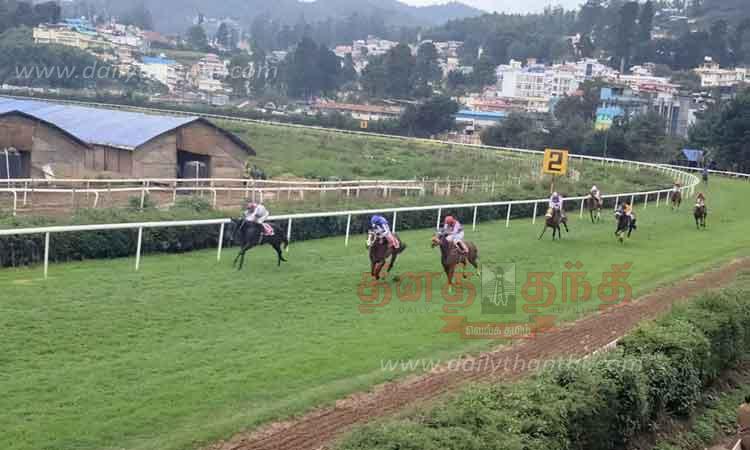 'தி நீல்கிரிஸ் டெர்பி' கோப்பைக்கான குதிரைப் பந்தயம்-சுற்றுலா பயணிகள் கண்டு ரசிப்பு