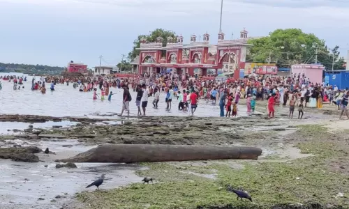 அக்னி தீர்த்தக் கடலில் கடல் நீர் சற்று உள்வாங்கியதால் பக்தர்கள் நீராடுவதில் சிரமம்..!