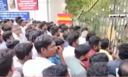 தேர்வு மையத்தின் கதவை உடைத்துவிட்டு தேர்வெழுத சென்ற தேர்வர்கள் - காஞ்சிபுரத்தில் பரபரப்பு