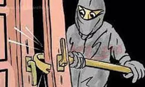 8 பவுன் நகை, பணம் கொள்ளை