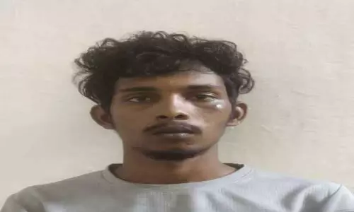 மாணவர்களை கத்தியால் குத்தி பணம், செல்போன் பறித்த வாலிபர் கைது