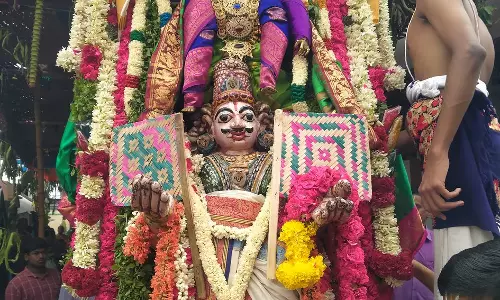 பெரியகுளத்தில்கருட வாகனத்தில் கள்ளழகர் வீதி உலா