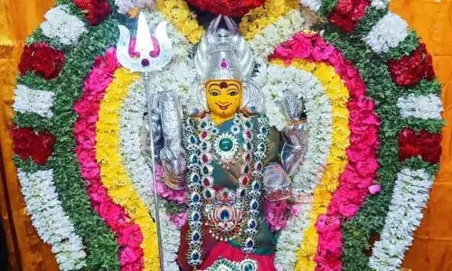 மாரியம்மன் கோவிலில் மஞ்சள் நீராடல் நிகழ்ச்சி மாரியம்மன் கோவிலில் மஞ்சள் நீராடல் நிகழ்ச்சி