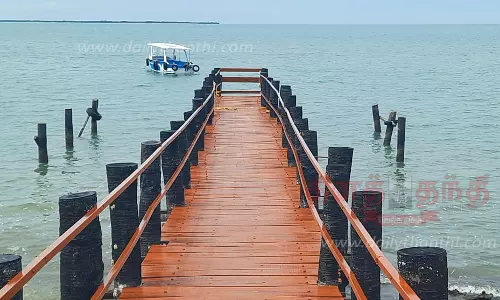 சுற்றுலா பயணிகளின்றி வெறிச்சோடி காணப்படும் மண்டபம் படகு சவாரி தளம்