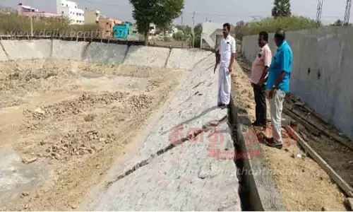 காரியாபட்டி ஊருணியில் மேம்பாட்டு பணி காரியாபட்டி ஊருணியில் மேம்பாட்டு பணி