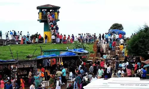 கொடைக்கானலில் குவிந்த சுற்றுலா பயணிகள் கொடைக்கானலில் குவிந்த சுற்றுலா பயணிகள்