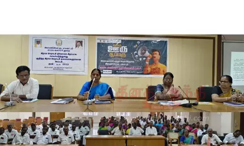 மாவட்ட நிர்வாகத்திற்கு அவப்பெயரை ஏற்படுத்தும் விதமாக செயல்படுகிறார்கள்