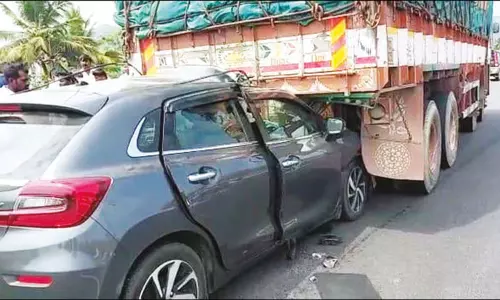 ஏலகிரி மலைக்கு சுற்றுலா சென்றபோது விபத்து லாரி மீது கார் மோதி சென்னை வங்கி ஊழியர் பலி