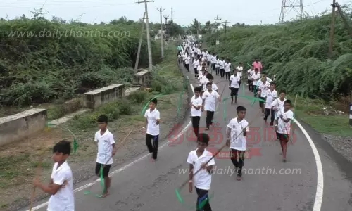 மாணவ-மாணவிகள் சிலம்பத்துடன் நடை பயணம் மாணவ-மாணவிகள் சிலம்பத்துடன் நடை பயணம்