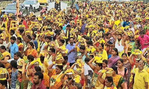 மாரியம்மன் கோவில்களுக்கு பக்தர்கள் பால்குட ஊர்வலம் மாரியம்மன் கோவில்களுக்கு பக்தர்கள் பால்குட ஊர்வலம்