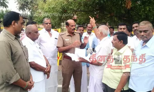 அத்திக்கடவு-அவினாசி திட்ட குளம், குட்டைகளில் நிறுவப்பட்டநீர் அளவிடும் கருவிகள் திருட்டு; பெருந்துறை போலீஸ் துணை சூப்பிரண்டிடம் விவசாயிகள் புகார்